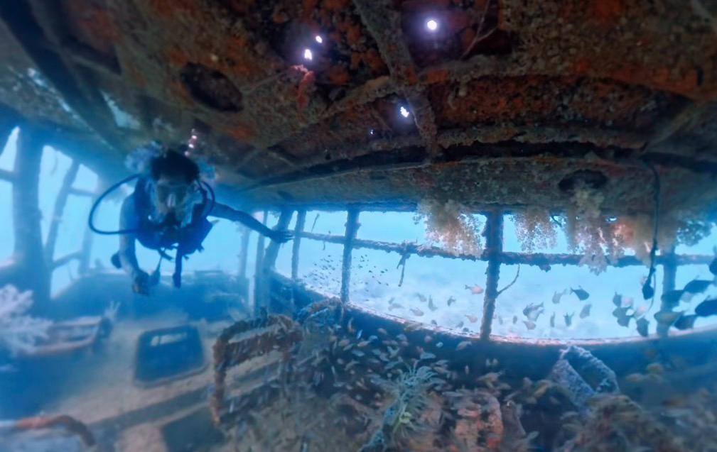 Bus yang sengaja dijatuhkan di Tobok Batang kini mulai ditumbuhi terumbu karang dan disinggahi ribuan ikan-ikan kecil. (Screenshot Instagram PKT DC)